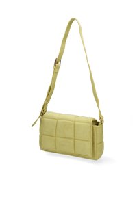 Borsa a mano verde in suede con design a quadri, dotata di una lunga tracolla regolabile e accessori in metallo dorato. Forma rettangolare, texture morbida.