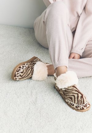 Next REGULAR FIT - BRUSH - Chaussons - beige animal