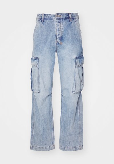 Pantalons cargo en denim bleu clair avec une taille haute, une coupe ample et deux poches latérales avec rabats pour un espace de rangement supplémentaire.