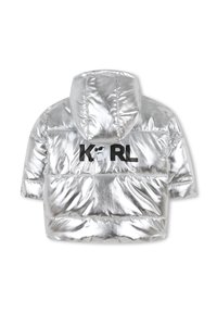 Sølv pufferjakke med hette, med en kontrastfarget svart "K.AR.L"-logo og en tegneserie grafikk, laget av blank, quiltet materiale.