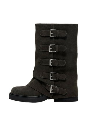 Botte mi-mollet en daim noir avec cinq sangles latérales réglables équipées de boucles métalliques argentées et d'une semelle en caoutchouc plate.