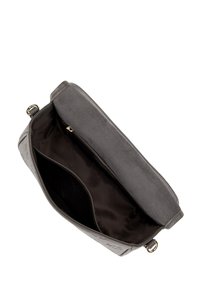 Szara torebka wykonana z teksturowanego materiału. Wnętrze zawiera kieszeń na zamek błyskawiczny oraz satynową podszewkę z wzorem logo.