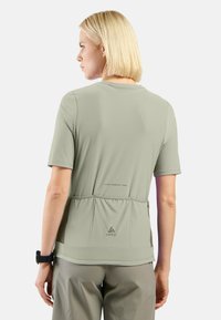  Lichtgroene sportshirts met korte mouwen van een licht gestructureerde stof, een gebogen zoom en een gecentreerd logo op de rug.