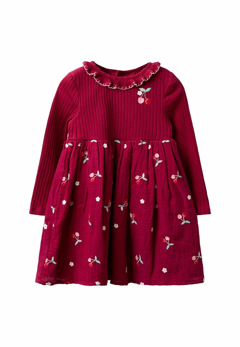 Rippiges burgunderfarbenes Kleid mit einem gerafften Kragen, langen Ärmeln und einem gerafften Rock. Verziert mit floraler Stickerei in Rot, Grün und Weiß.