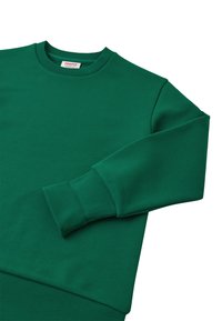 Zielona bluza wykonana z miękkiej bawełny, z ribbowanym okrągłym dekoltem i mankietami, o gładkiej fakturze i luźnym kroju.