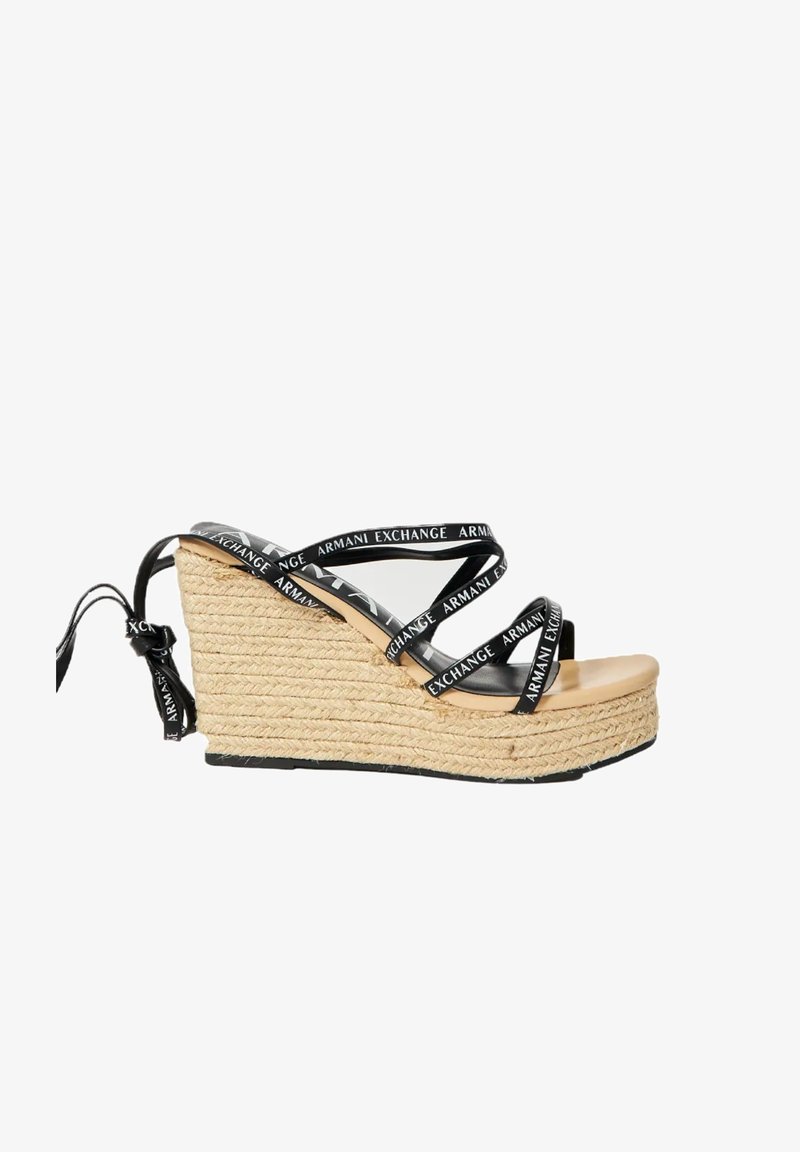 Sandali con zeppa e piattaforma in corda naturale, dettagli neri con cinghie e logo, e una suola in beige liscia.