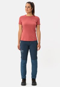 Rode T-shirt met korte mouwen en een ronde halslijn, voorzien van een logo. Marineblauwe broek met contrasterende panelen, zakken en een tapered fit. Gestructureerde stof.