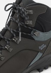 Ciemnoszare buty trekkingowe z teksturowanej skóry i siateczki. Posiadają wzmocnione oczka, czarne sznurówki oraz niebieską wstawkę. Idealne na trudny teren.
