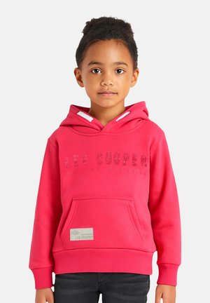 Sweat à capuche rose avec une poche frontale, capuche à cordon et texte de marque en lettres en relief. Texture lisse et coupe décontractée.