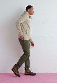 DOCKERS ALPHA SLIM - Chinos - army green