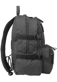Sac à dos gris avec un dos rembourré et des sangles ajustables. Il comprend des poches latérales, des boucles et des coutures renforcées pour la durabilité.