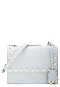 Světle modrá kabelka s hřebíkovými akcenty, texturovaný materiál, zavírání na klapku, zlaté kování a nastavitelný ramenní popruh. Obsahuje štítek s logem.