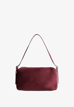 Burgunderfarbene Wildleder-Handtasche mit glatter Textur, Reißverschluss und einem einzigen Schultergurt, ausgestattet mit eleganten, abgerundeten Kanten und minimalem Zubehör.