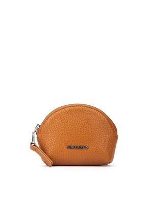 Pequeño monedero de cuero marrón texturizado con cremallera plateada y logo de Pikolinos en el frente.