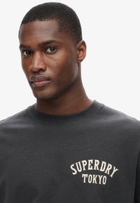 Superdry & Co TATTOO BACK GRAPHIC - Camiseta estampada - blackboard