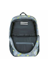 Grauer Rucksack mit geometrischen Mustern in Grün und Blau. Verfügt über ein geräumiges Innenfach und eine Reißverschlusstasche. Enthält Namens- und Telefonnummern-Etiketten.