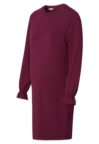 Bordový svetr v podobě šatů s dlouhými rukávy, vyznačující se nařasenými volány na manžetách a bočními kapsami, vyrobený z měkkého, elastického materiálu.