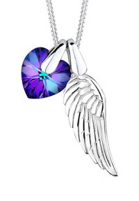 Sølv halskæde med en lilla hjerteformet krystalvedhæng med blå accenter og en tekstureret vingecharme for detalje.