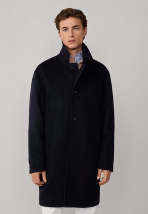 Abrigo de lana azul marino con cuello alto, cierre de cinco botones y dos bolsillos laterales, con corte recto y textura suave.