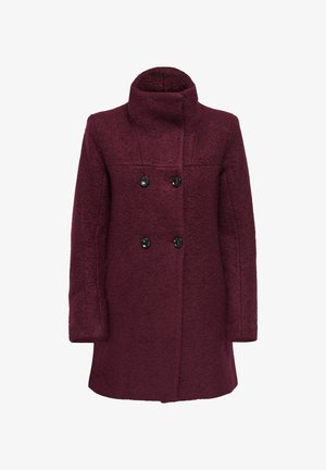 Abrigo de lana burdeos con un alto cuello, cierre de botones de doble botonadura y tejido texturizado. Cuenta con dos grandes botones negros en la parte delantera.