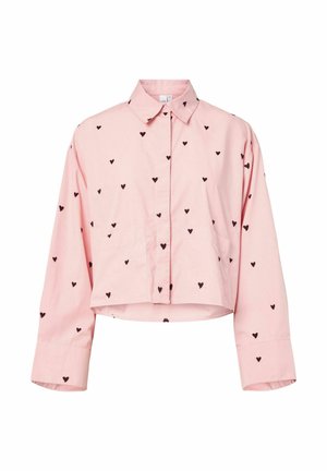 Geknipte roze shirt met een kraag, voorzien van zwarte hartpatronen. Lange mouwen met knoopmanchetten, gemaakt van lichtgewicht katoen.
