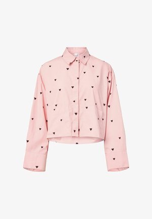 Przycięta różowa koszula z kołnierzykiem, z czarnymi wzorami serc. Długie rękawy z mankietami na guziki, wykonana z lekkiego materiału bawełnianego.