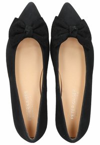 Zapatos planos de ante negro con punta afilada, que cuentan con un gran lazo perforado en el empeine y un forro interior suave.