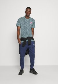 Nike Sportswear SPORTSWEAR CLUB FLEECE - Calças de fato de treino - midnight navy/white