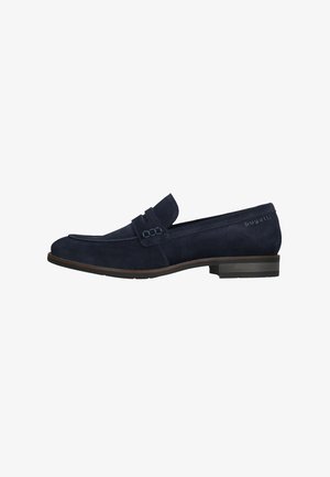 Marineblaue Herren-Slipper aus Wildleder mit niedrigem Absatz, dekorativem Riemen und "bugatti"-Markenlogo im Fersenbereich.