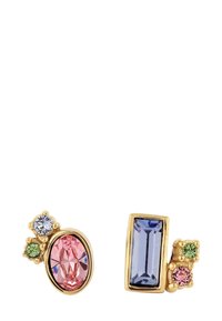 Boucles d'oreilles dorées mettant en valeur une pierre ovale rose, une pierre rectangulaire bleue, et des petites pierres vertes, roses et bleues regroupées.