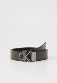 Cinto de pele castanha com uma fivela retangular de metal prateado e o logótipo "CK", textura suave e um design elegante.