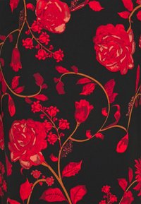 Zwarte stof met rode rozen en bloemmotieven, met groene bladeren en bruine accenten. De textuur lijkt glad.