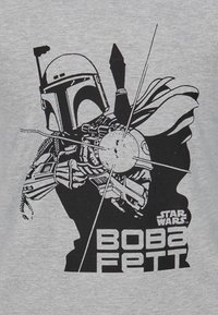 Graues T-Shirt mit kurzen Ärmeln, das eine schwarze Grafik von Boba Fett zeigt, der einen Blaster hält, mit dem Text "BOBA FETT" darunter und dem Star Wars-Logo darüber.