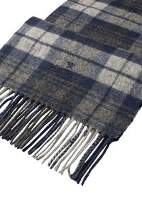 Écharpe en tartan en laine de couleur marine, grise et blanche. Présente des bords à franges et un logo brodé, avec une finition douce et texturée.