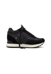 Scarpa sportiva nera con materiali in mesh e camoscio, caratterizzata da una tomaia testurizzata, lacci piatti e una suola in gomma bianca.