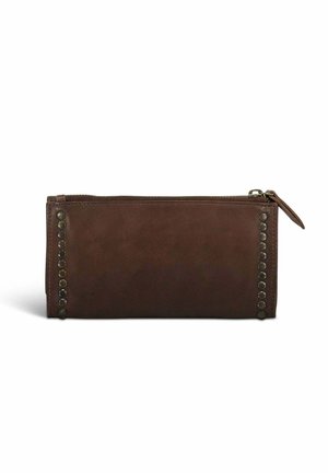 Portafoglio in pelle marrone con texture liscia, dotato di chiusura a zip e borchie metalliche lungo un lato per un tocco di dettaglio.