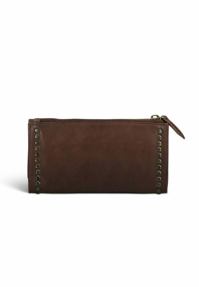 Portafoglio in pelle marrone con texture liscia, dotato di chiusura a zip e borchie metalliche lungo un lato per un tocco di dettaglio.