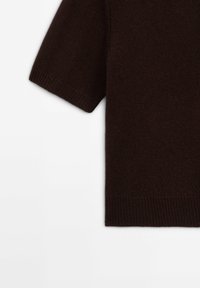 Brązowy sweter z krótkim rękawem, wykonany z dzianiny, z prążkowanym dół i miękką teksturą, o prostym, luźnym fasonie bez ozdób.