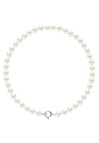 Collier de perles blanches avec des perles rondes et lisses et un fermoir en argent, présentant un agencement homogène et une finition brillante tout au long.