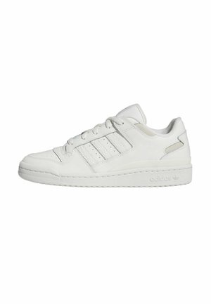 Baskets basses blanches Adidas avec fermeture à lacets, trois bandes latérales, col rembourré et semelle en caoutchouc, vues de côté.