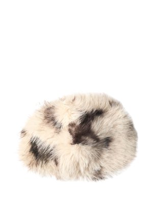 Chapeau rond en fourrure beige et marron tacheté avec une texture douce et duveteuse sur fond blanc.