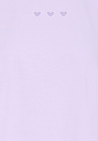 Levanduľová látka s hladkou textúrou, na ktorej sú tri malé vyšívané srdiečka, vonkajšie dve biele a stredné v svetlejšej levanduli.