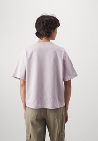 Nike Sportswear TEE CLASSICS BOXY - Camiseta estampada - platinum violet