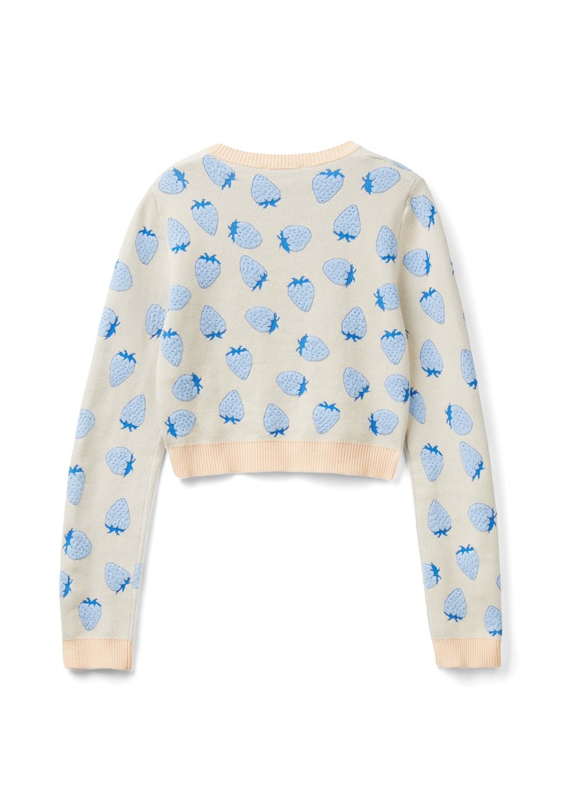 Kremowy krótki sweter z długimi rękawami, z wzorem niebieskich truskawek oraz jasnopomarańczowymi prążkowanymi mankietami i dołem.