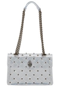 Borsa a mano in PVC trasparente con design trapuntato, borchie argentate e chiusura metallica. Presenta una tracolla in catena argentata e una forma rettangolare strutturata.