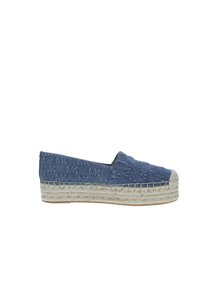 Espadrille de mezclilla de color azul marino, con parte superior texturizada y suela de yute, presenta un diseño de punta cerrada y plano para uso casual.
