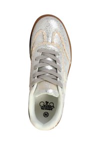 Sneaker argento con una parte superiore testurizzata, caratterizzata da accentuazioni scallop, lacci grigi e una suola di colore chiaro. Taglia 36 visibile all'interno.