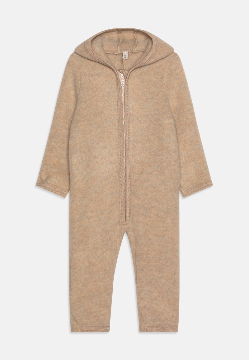 beige fleece heldragt med hætte, lange ærmer og frontlynlås. Blød tekstur, enkelt design uden yderligere mønstre eller detaljer.