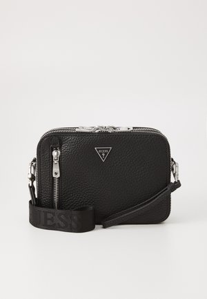 Geantă din piele texturată neagră cu închidere prin fermoar, accesorii din argint și curea din material cu logo-ul "GUESS". Design compact, de formă rectangulară.