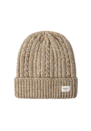 Beige gebreide beanie met geribbelde textuur, omgeslagen manchet en een klein wit merklabel aan de zijkant. Zachte, dikke garenconstructie.